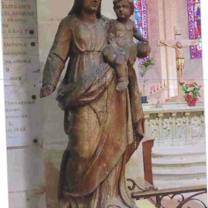 statue de la Collégiale à Melun